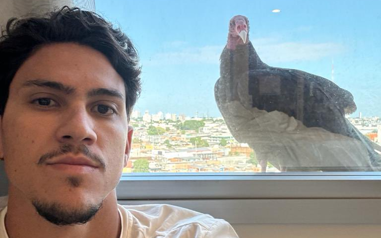 Jogador do Flamengo, Pedro registra urubu na janela de hotel em Manaus