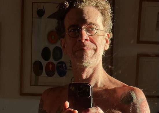 Nando Reis posta selfie usando apenas sunga para comemorar 61 anos