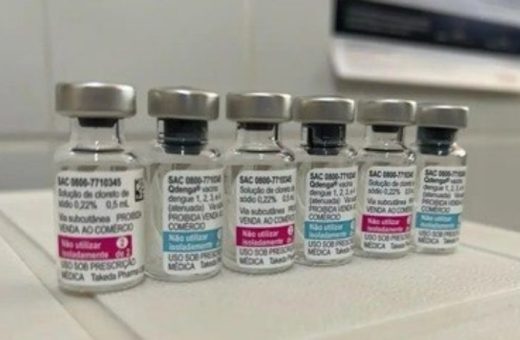O Ministério da Saúde quer começar a distribuir a vacina em fevereiro