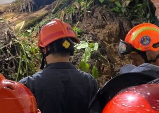 O corpo do menino foi encontrado após buscas pelos bombeiros