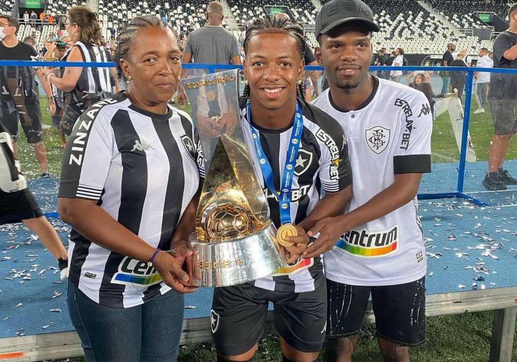 Pelo Botafogo, Ênio foi campeão brasileiro da série B em 2021 - Foto: Reprodução/Instagram@eniooficial