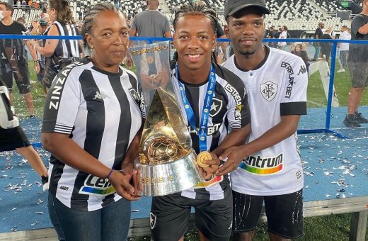Pelo Botafogo, Ênio foi campeão brasileiro da série B em 2021 - Foto: Reprodução/Instagram@eniooficial