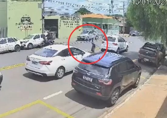VÍDEO carro passa por cima de homem após briga de trânsito em MG