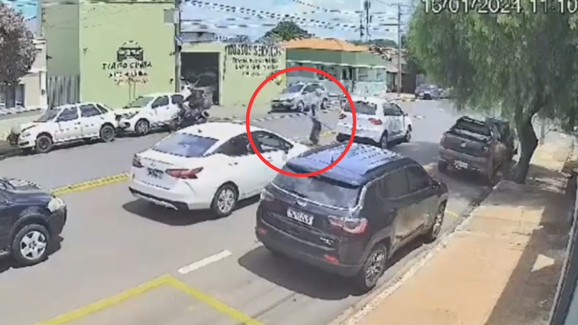 VÍDEO carro passa por cima de homem após briga de trânsito em MG