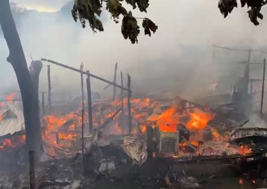 VÍDEO incêndio atinge destrói 6 casas em Manaus e deixa um ferido