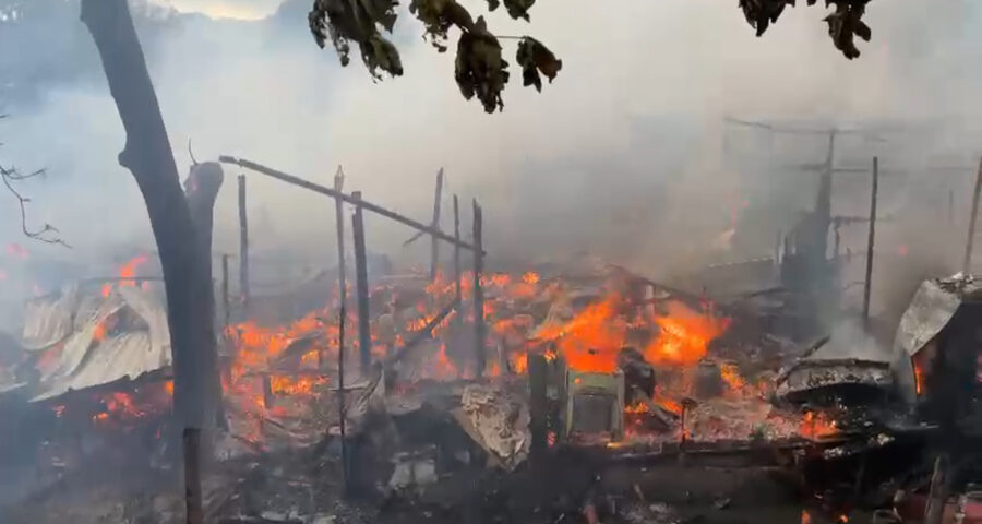 VÍDEO incêndio atinge destrói 6 casas em Manaus e deixa um ferido