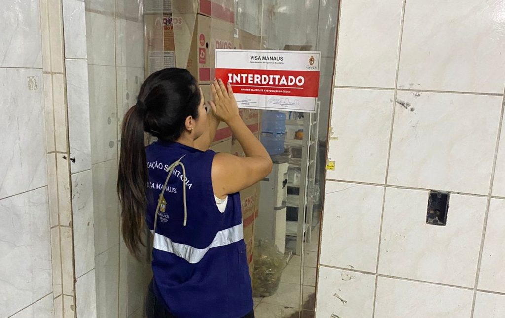 Dentre as irregularidades sanitárias, a Visa Manaus verificou produtos sem indicação de procedência e outras informações básicas - Foto: Divulgação / Semsa
