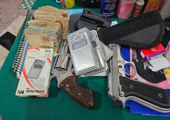 Drogas, dinheiro e arma foram apreendidas durante a operação da PF - Foto: Reprodução/WhastApp