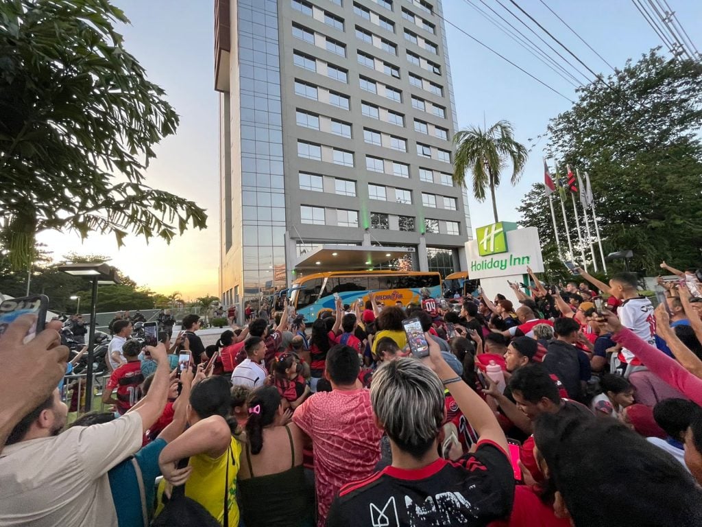 Flamengo deixa hotel e torcedores se aglomeram - Foto: Ed Salles/Portal Norte
