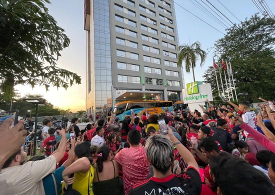 Flamengo deixa hotel e torcedores se aglomeram - Foto: Ed Salles/Portal Norte