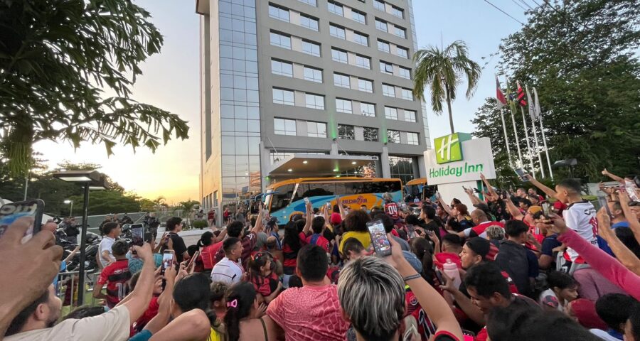 Flamengo deixa hotel e torcedores se aglomeram - Foto: Ed Salles/Portal Norte