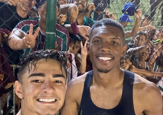 Lelê e Felipe Andrade posam com a torcida do Fluminense após vitória - Foto: Reprodução / Instagram @fluminensefc