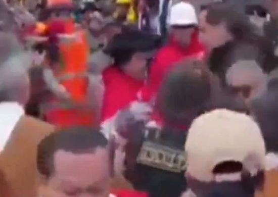 Presidente do Peru teve os cabelos puxados quando jogava doces para a multidão - Foto: Reprodução/X @N_carvalheira