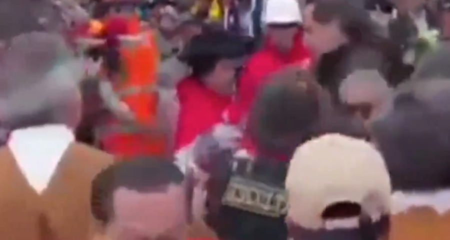 Presidente do Peru teve os cabelos puxados quando jogava doces para a multidão - Foto: Reprodução/X @N_carvalheira