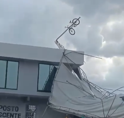 Veja vídeo de ventania que pendurou bicicleta em telhado, em Boa Vista