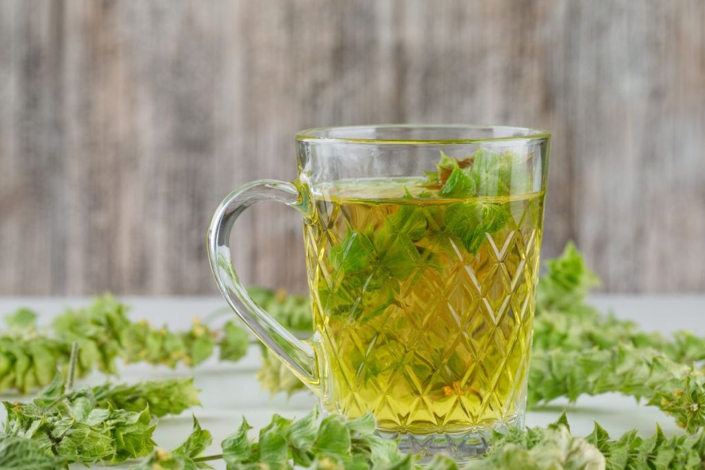 O chá também é antiespasmódico, capaz de ajudar a acalmar cólicas e espasmos musculares