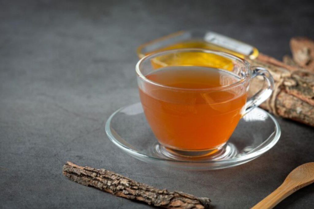 O chá das folhas da pitangueira é rico de diferentes benefícios para o nosso organismo.