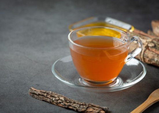O chá das folhas da pitangueira é rico de diferentes benefícios para o nosso organismo.