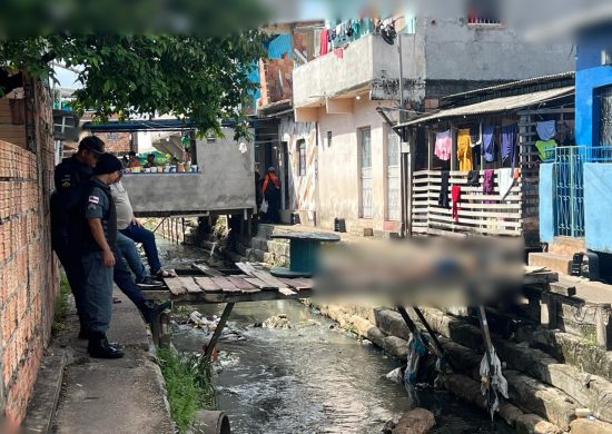 Corpo foi deixado no local, segundo moradores - Foto: Williams Lima/TV Norte Amazonas