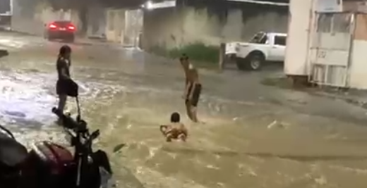 Brincadeira aconteceu durante a chuva que caía em Manaus - Foto: Reprodução/WhatsApp