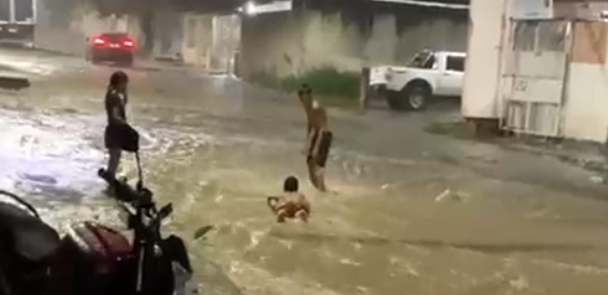 Brincadeira aconteceu durante a chuva que caía em Manaus - Foto: Reprodução/WhatsApp