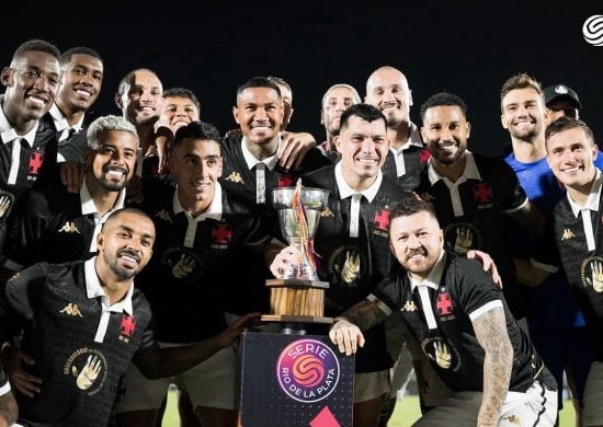 Equipe do Vasco posa ao lado da Taça Pablo Guiñazu, após vencer o San Lorenzo (ARG) - Foto: Reprodução/Instagram @vascodagama