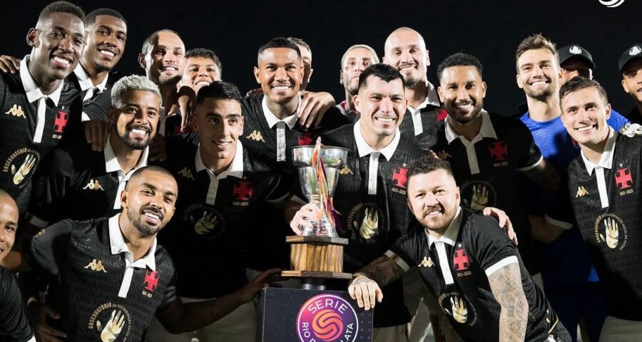 Equipe do Vasco posa ao lado da Taça Pablo Guiñazu, após vencer o San Lorenzo (ARG) - Foto: Reprodução/Instagram @vascodagama