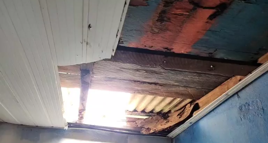 Criminosos quebraram telhado de igreja para entrar - Foto: Reprodução/WhatsApp
