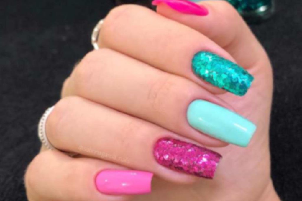 As unhas prometem cores vibrantes, coloridas e cheias de glitter