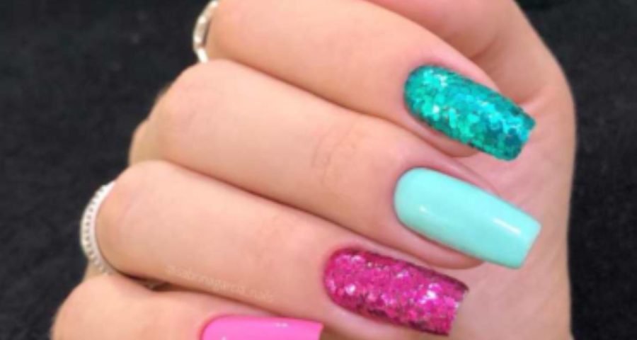 As unhas prometem cores vibrantes, coloridas e cheias de glitter