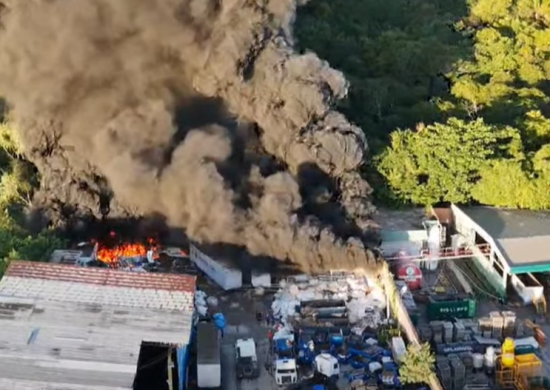 Incêndio iniciou em um galpão de papelão - Foto: TV Norte