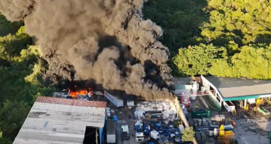 Incêndio iniciou em um galpão de papelão - Foto: TV Norte