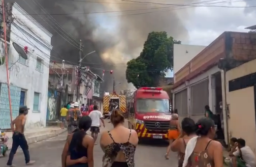 Incêndio atinge casas no bairro Centro de Manaus - Foto: Reprodução/WhatsApp