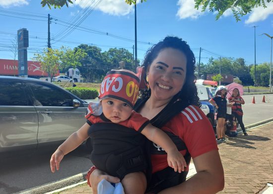 Mãe com filho na espera de ver os jogadores do Flamengo - Foto: Bárbara Fernandes/Portal Norte