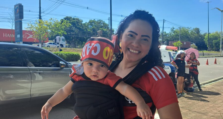 Mãe com filho na espera de ver os jogadores do Flamengo - Foto: Bárbara Fernandes/Portal Norte