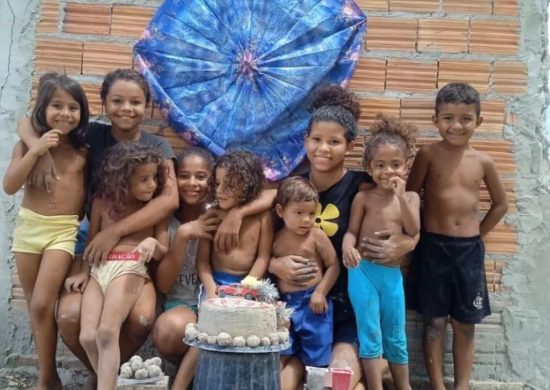 Suel,2, com seus amigos na festa de aniversário com bolo de areia