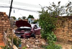 Motorista fica ferida após cruzar preferencial e bater em muro em RR