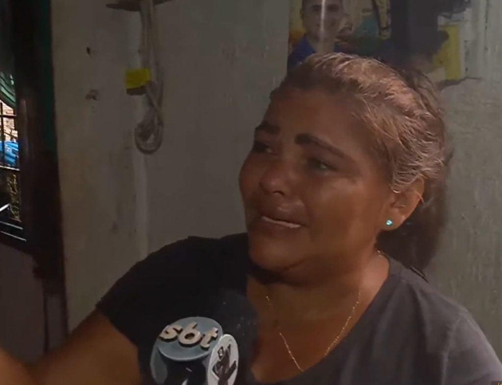 Janice chora ao ver casa alagada - Foto: Reprodução/TV Norte Amazonas