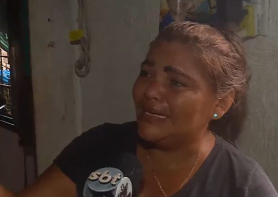 Janice chora ao ver casa alagada - Foto: Reprodução/TV Norte Amazonas