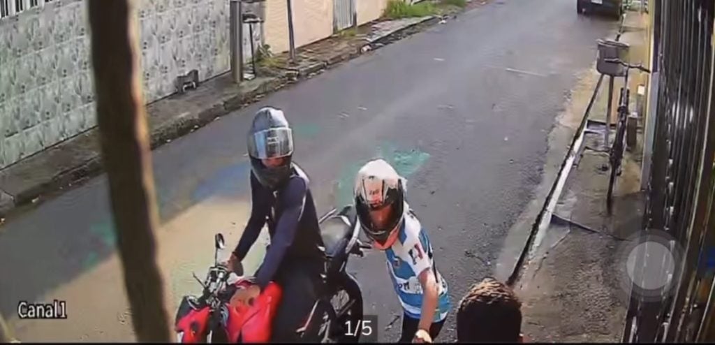 O assalto dos motoqueiros foi registrado por uma câmera de segurança - Foto: Reprodução/WhatsApp