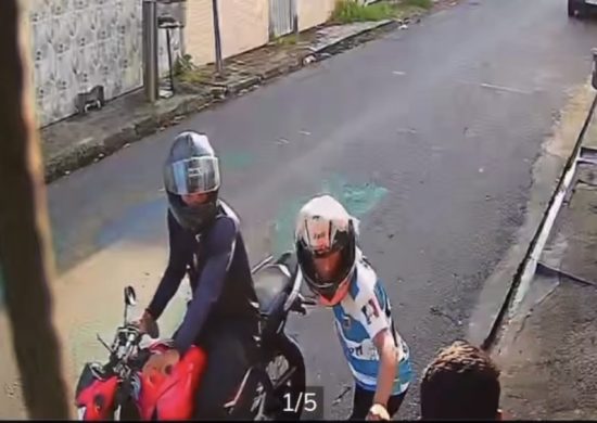 O assalto dos motoqueiros foi registrado por uma câmera de segurança - Foto: Reprodução/WhatsApp