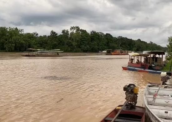 Rio Tarauacá transbordou nessa sexta-feira (23) — Foto: Késio Araújo/Arquivo pessoal 