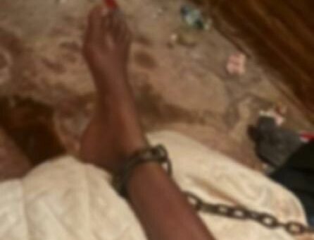 A filha adolescente de 16 anos era acorrentada pelo pé
