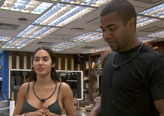 Isabelle estava conversando com o David na cozinha do BBB 24- Foto: Reprodução/TV Globo