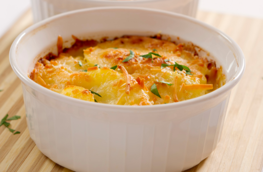 A batata gratinada é uma ótima opção para fazer para a família e amigos- Foto: Reprodução/Canva