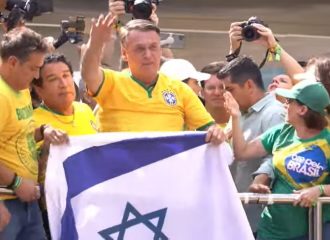 Bolsonaro sobe em trio durante ato realizado na Avenida Paulista exibindo a bandeira de Israel — Foto: Reprodução / YouTube