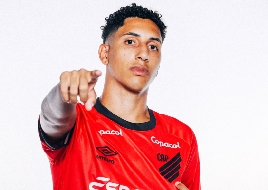 Felipinho assinou contrato com o clube paranaense até 2027 - Foto: Athletico-PR