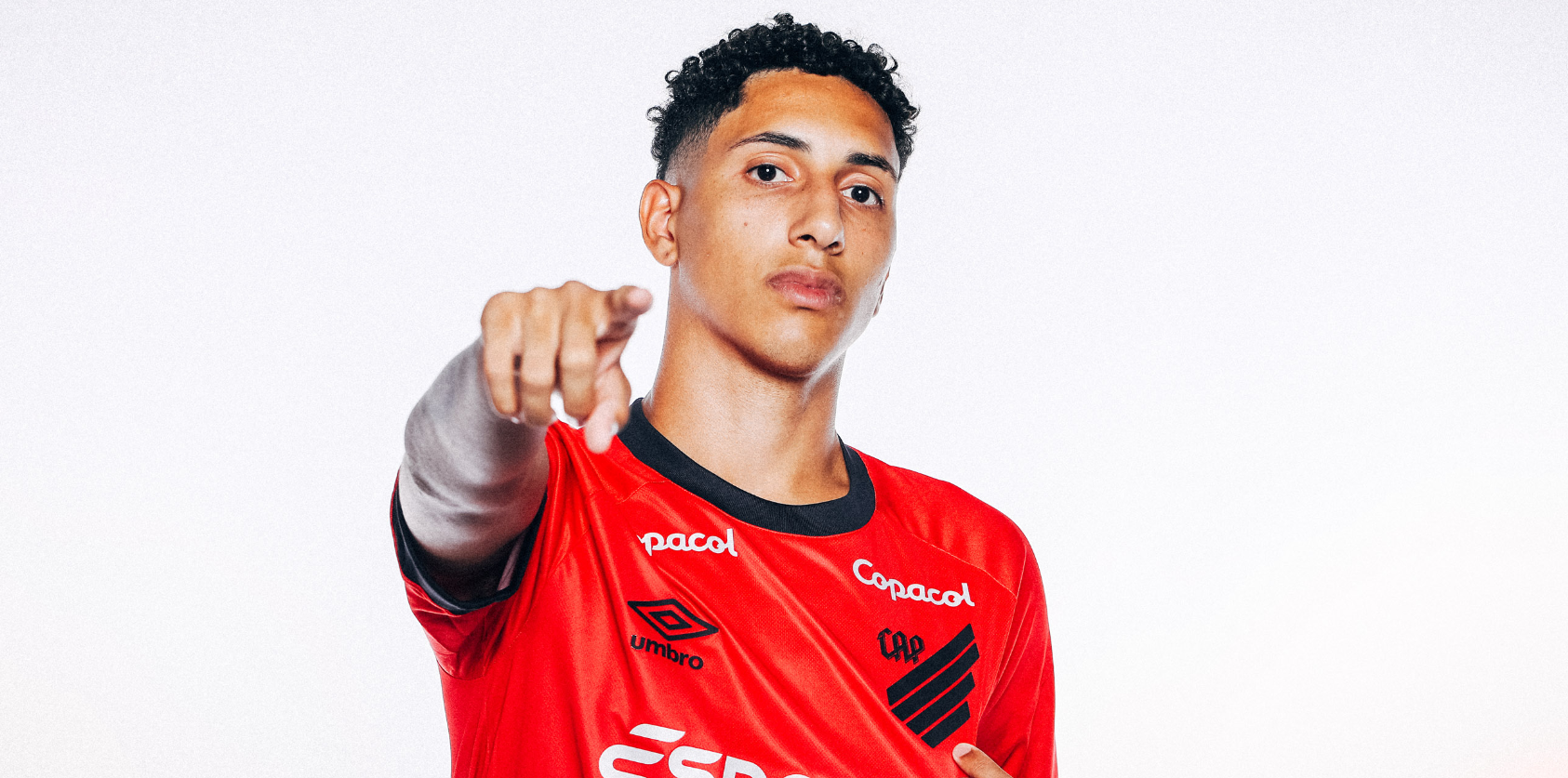 Felipinho assinou contrato com o clube paranaense até 2027 - Foto: Athletico-PR