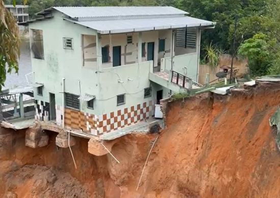 A cada chuva o risco de desabamento aumenta - Foto: TV Norte Amazonas