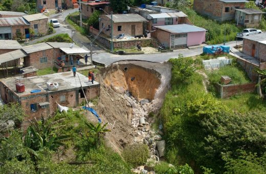 Em Manaus, acúmulo de lixo em tubos de drenagem resulta em cratera